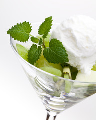Nahaufnahme von Zitroneneisdessert mit Kiwi, Traube, Apfel und M