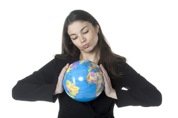 jeune femme tenant une mappemonde