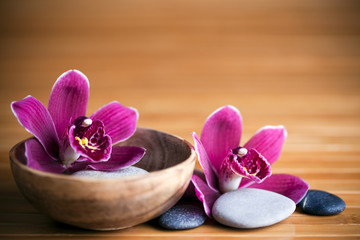 Composition zen - fleurs orchidée et pierres