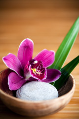Obraz na płótnie Canvas Kompozycja zen - kwiat orchidei i żwirkowa