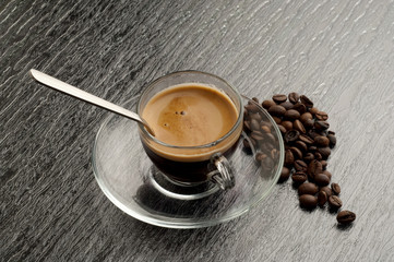 tazza di caffe' con chicchi e cucchiaino