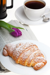 Croissant und eine Tasse Kaffee