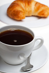 Croissant und eine Tasse Kaffee