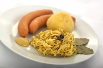 Sauerkraut mit Würstchen und Knödel