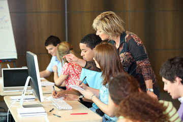 Groupe d'étudiants en classe