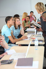 Etudiants universitaires dans une salle de cours