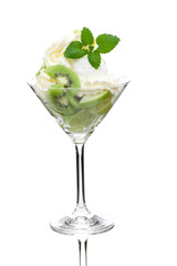 Eiscreme mit Kiwi, Trauben und Apfel