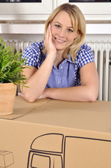 Junge Frau beim Umzug