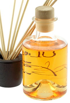 flacon parfum ambiance bien-&ecirc;tre maison fond blanc