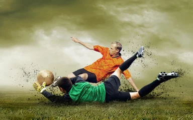 Foto op Plexiglas Buiten: Schieten van voetballer en sprong van keeper © Andrii IURLOV