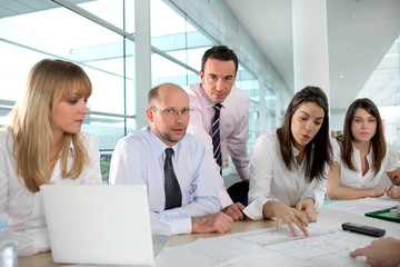 Obraz premium Promoteur et architectes en réunion de travail