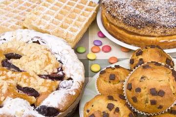 Kuchen mit Muffins, Waffeln und Smarties
