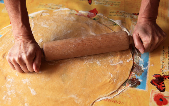 roulage de p&acirc;te &agrave; gateau