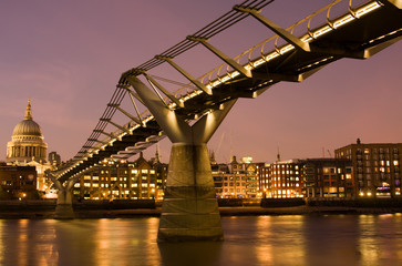 Fototapeta na wymiar Millennium Bridge i Katedra Świętego Pawła w Londynie