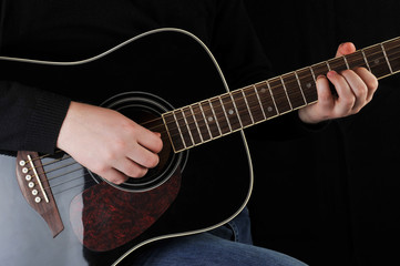Obraz na płótnie Canvas man playing on guitar