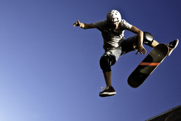 Un patinador está en el aire, realizando un truco en una rampa. Concepto de emoción y adrenalina,...