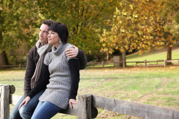 Jeune couple à la campagne l'automne