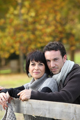 Portrait d'un jeune couple en automne