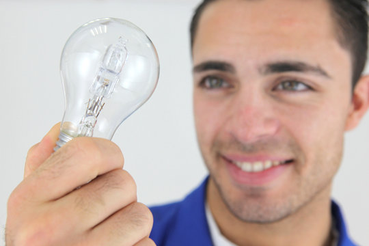 Fototapeta Electricien portant une ampoule