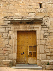 Fototapeta na wymiar Antigua puerta de una iglesia