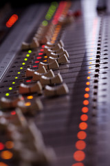 Tonstudio Mischpult Technik Nahaufnahme