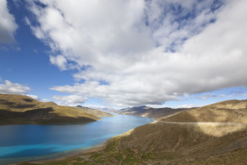 Fototapeta na wymiar tibet: sacred lake yamdrok yumtso