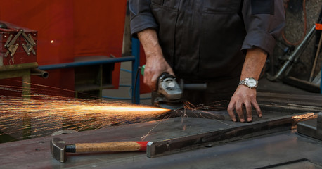 Arbeiterhände in der Metall Industrie mit Trennschleifer