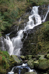 Fototapeta na wymiar Torc wodospad w Irlandii