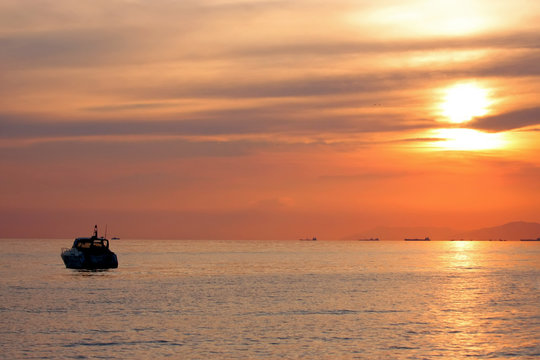 Fototapeta yacht at sunset