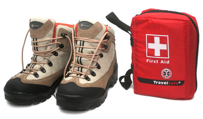 Chaussures de randonnée et trousse de secours
