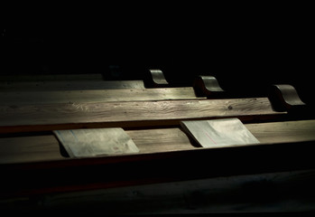 panche chiesa con due segnaposti