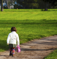bambina lungo la strada