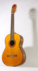 Fototapeta premium guitare classique espagnole et son ombre