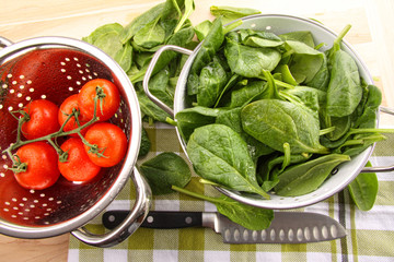 Fresh spinach leaves with tomatoes