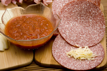Salami und Tomatenmark