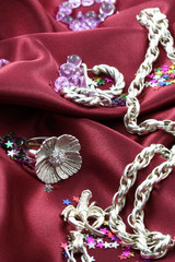 bijoux sur fond de satin rouge