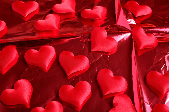 cuori su fondo rosso
