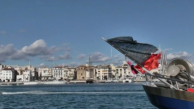 BARCO DE PESCA ANCLADO EN EL PUERTO