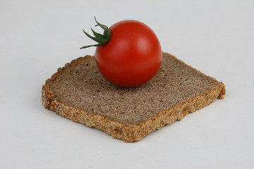 Brotscheibe mit Tomate