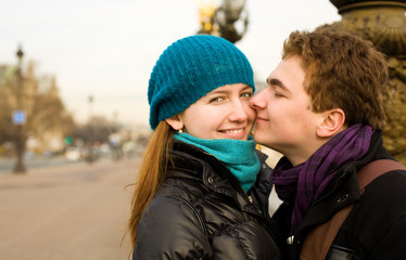 Fototapeta premium Happy loving couple in Paris at the Pont Alexandre III