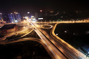 Fototapeta na wymiar krzyż skrzyżowanie w Chinach w nocy