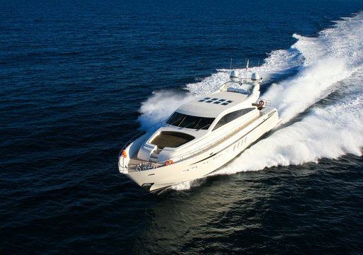yacht en baie de cannes