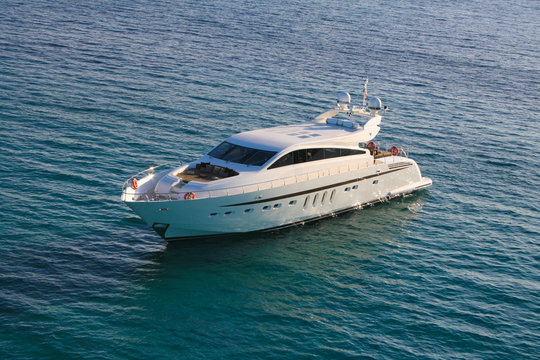 yacht en baie de cannes
