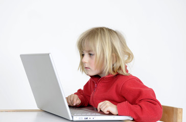Kleines Mädchen am Laptop