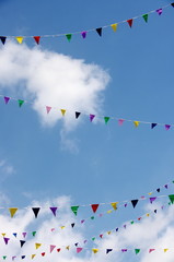 Obraz premium Banderoles colorées dans le ciel bleu