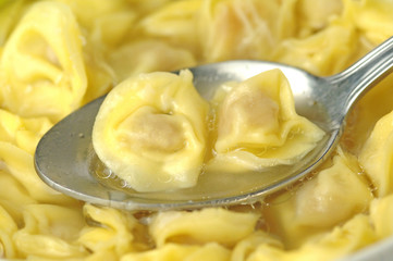 Tortellini iin brodo