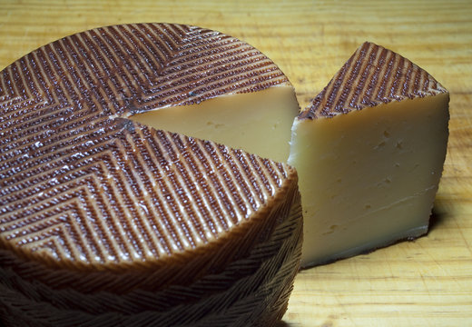 Porci&oacute;n de queso manchego.