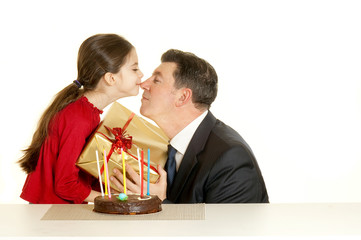 bambina bacia il padre alla sua festa