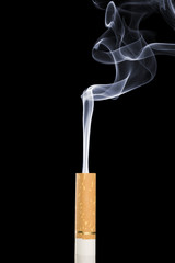 cigarette sur fond noir