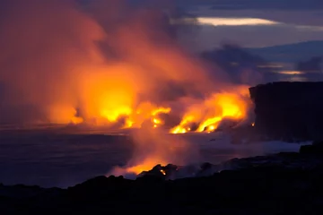 Crédence de cuisine en verre imprimé Volcan La lave se jette dans l& 39 océan